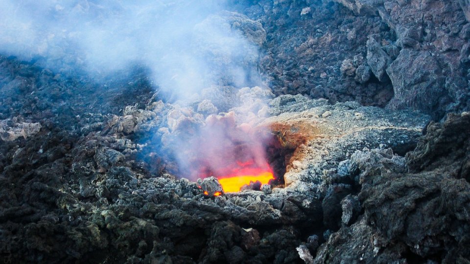 Vulcanul Etna din Sicilia a erupt din nou