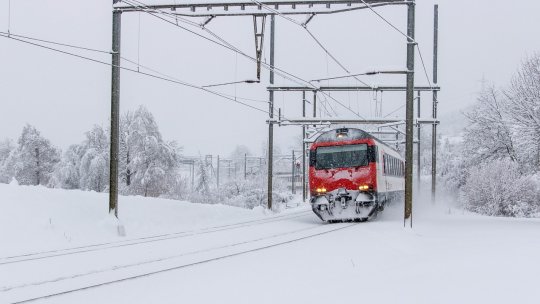 Circulaţia a peste 50 de trenuri este suspendată, în urma viscolului, ninsorilor şi vântului puternic