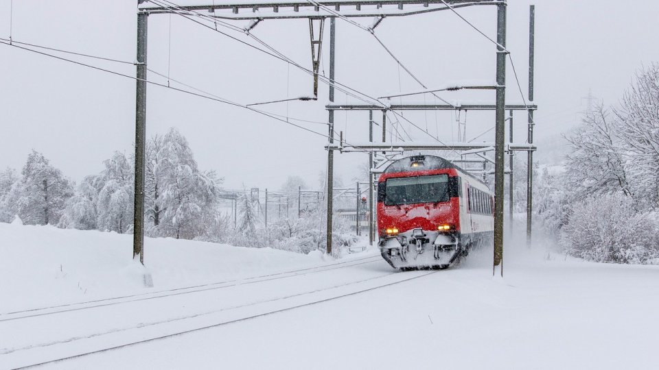 Circulaţia a peste 50 de trenuri este suspendată, în urma viscolului, ninsorilor şi vântului puternic