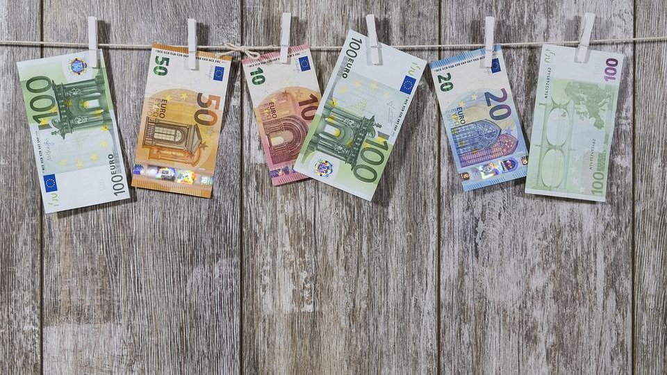 Moneda naţională s-a depreciat în raport cu euro