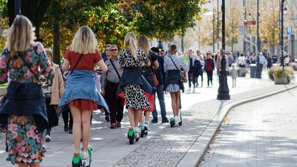 Persoanele care conduc o bicicletă sau o trotinetă electrică pe drumurile publice, trebuie să aibă o vârstă de cel puţin 16 ani