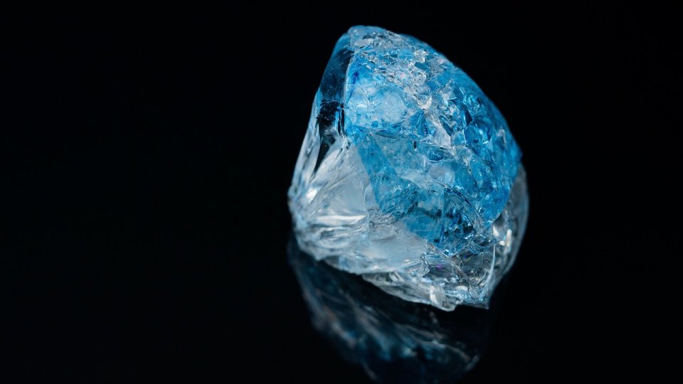 Un diamant albastru din clasa 'fancy vivid', vândut cu 44 milioane de milioane de dolari la o licitaţie organizată la Geneva