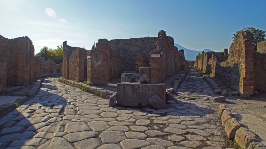 Statuete asemănătoare celor din Scena Naşterii Domnului, descoperite în oraşul antic Pompeii