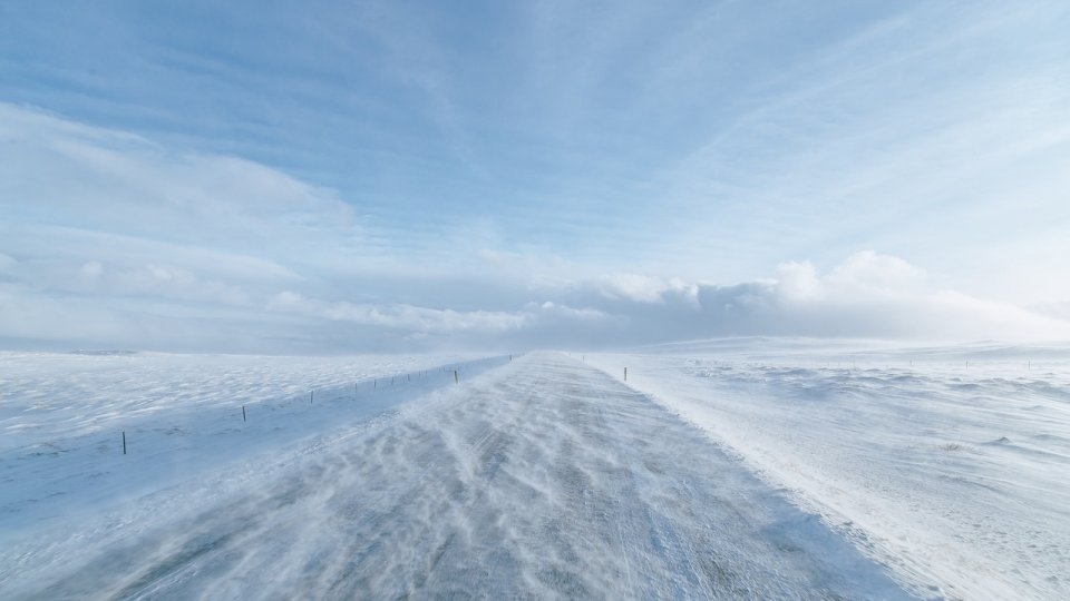 Viscolul puternic menţine închisă circulaţia pe Transalpina, între Rânca şi Novaci