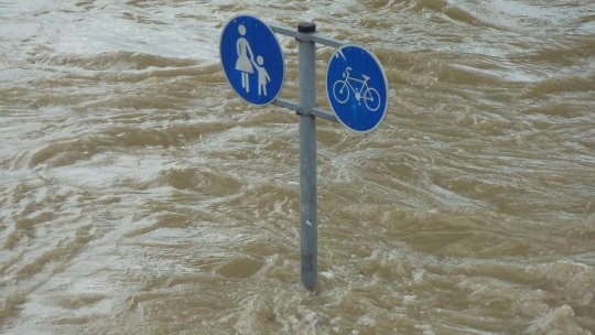 Hidrologii au emis cod roşu de inundaţii valabil până la miezul nopţii pentru sectoare de râuri din nord-vestul României