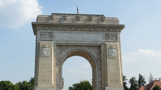 105 ani de la Marea Unire - 2.400 de militari şi 150 de mijloace de tehnică militară au defilat pe sub Arcul de Triumf din capitală
