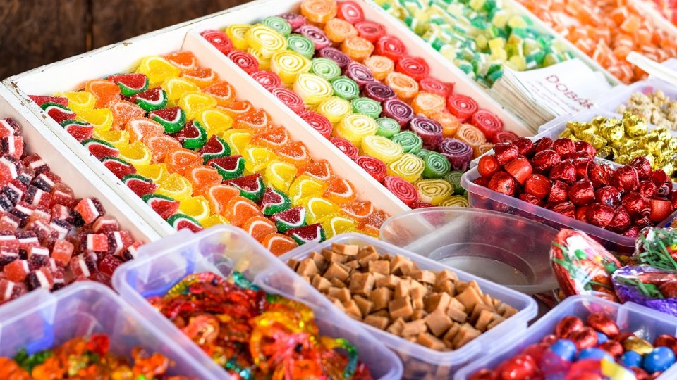 Autoritatea Naţională pentru Protecţia Consumatorilor dă recomandări în ceea ce priveşte cumpărarea de dulciuri şi jucării