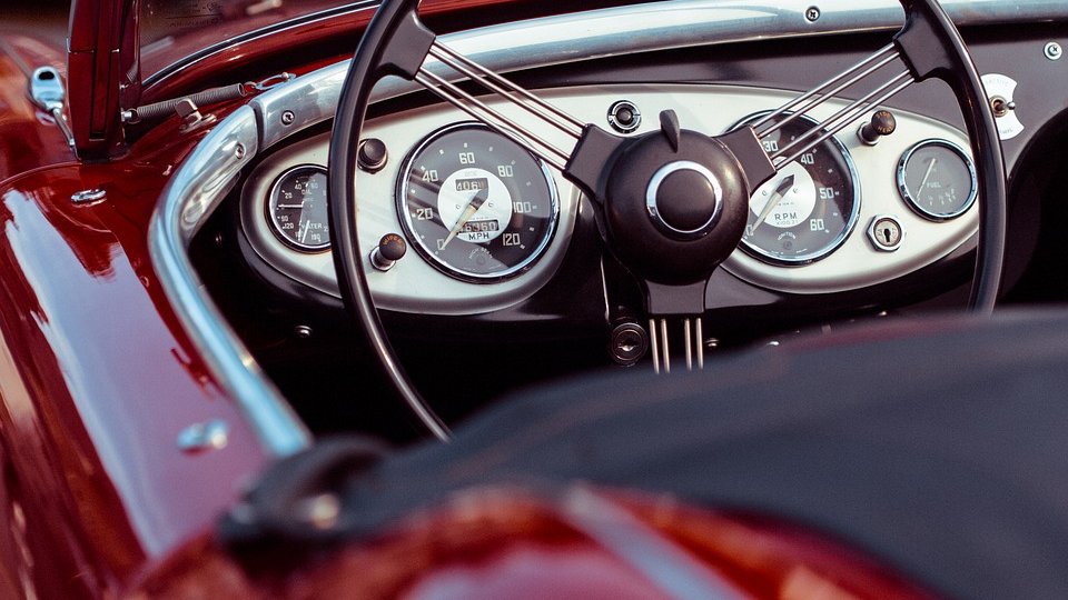 Au început înscrierile pentru programul prin care se plăteşte şcoala de şoferi tinerilor din medii defavorizate