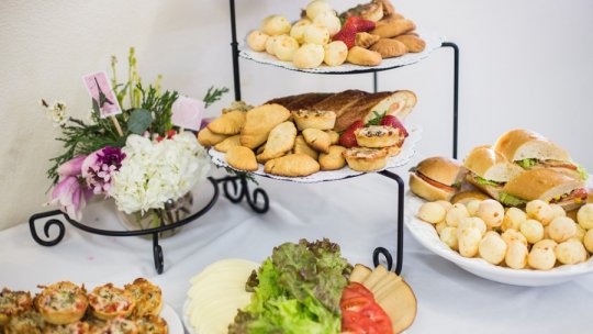 Ești pofticios, dar vrei să slăbești? 7 tehnici ca să te oprești din „gustărit”