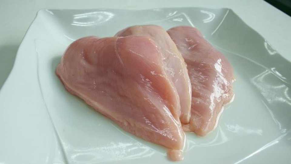Reguli de siguranță alimentară: Se spală carnea și ouăle înainte de consum?