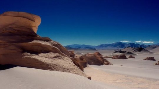 Ecosistemul unic al deşertului Atacama, ameninţat de tone de haine uzate