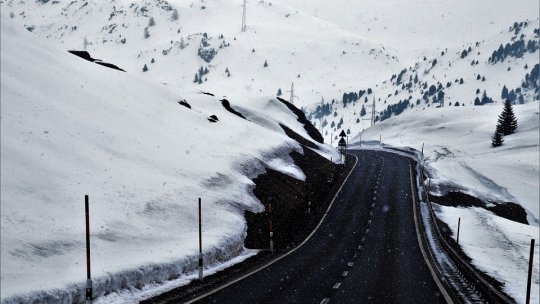Restricţii de tonaj pe patru drumuri naţionale, din cauza ninsorii şi a viscolului în estul ţării