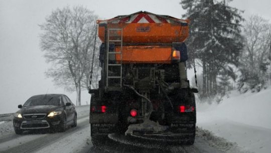 Trafic rutier se desfășoară în condiţii de iarnă pe drumurile din Maramureş