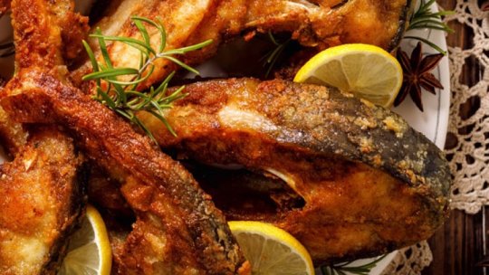 Pește prăjit cu usturoi și ierburi