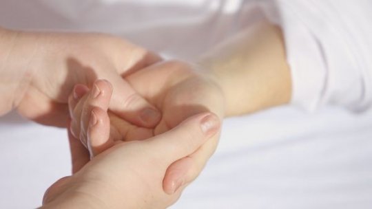 Mâinile sau picioarele reci pot indica o problemă vasculară. Când ar trebui să apelezi la un medic