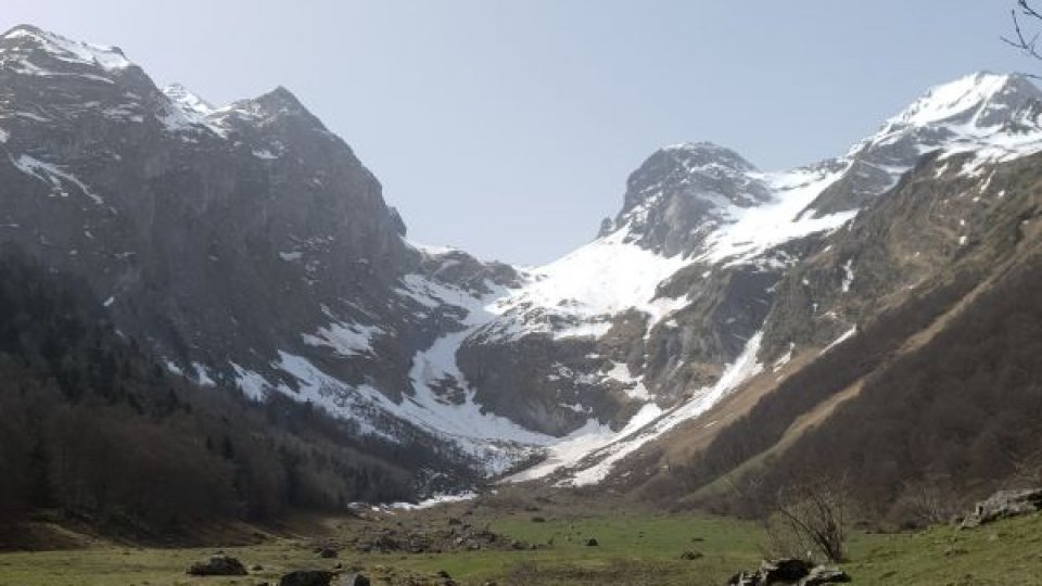 Risc de avalanşe în cea mai mare parte a Carpaţilor Orientali şi Meridionali