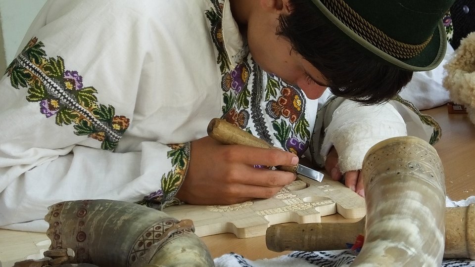Semne încrustate în lemn - arta țăranului român, în spațiul religios