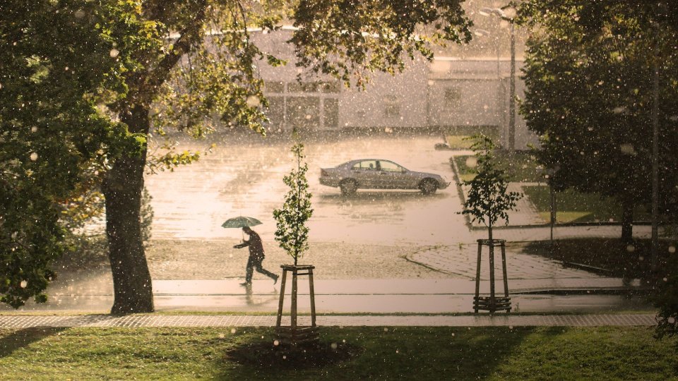 Atenţionare meteo de averse până miercuri seara în toată ţara