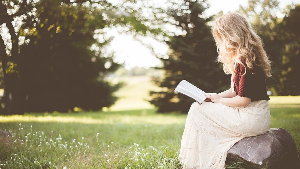 Lecturi de vacanță, vacanțe cu lectură! Cititul îți poate prelungi viața
