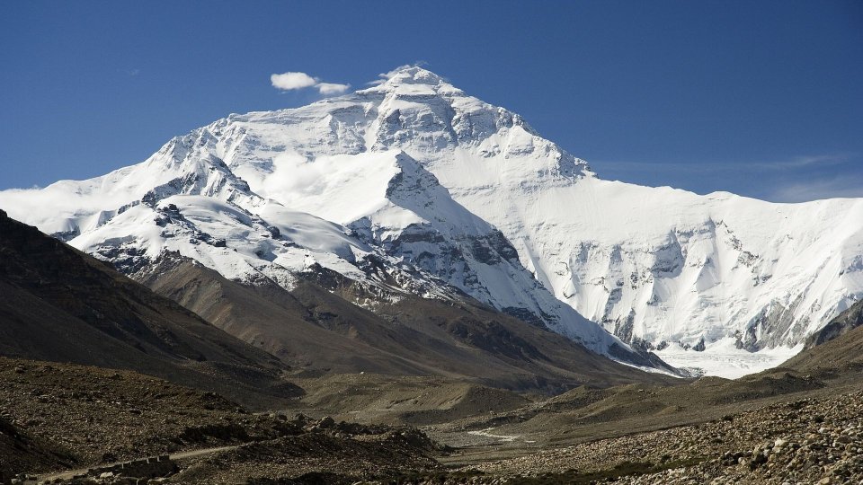 Plasticul este prezent chiar şi pe cele mai înalte vârfuri din lume. Peste 1 tonă de deşeuri din plastic, găsite în Himalaya în timpul unei expediţii