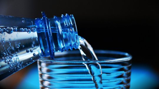 Este apa minerală mai sănătoasă? Beneficii și efecte secundare