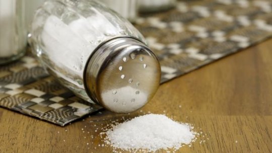 Ce se întâmplă dacă mănânci prea multă sare?