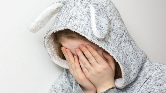 Protecţia victimelor violenţei domestice: Alocaţia de stat poate fi încasată de părintele căruia i s-a încredinţat copilul