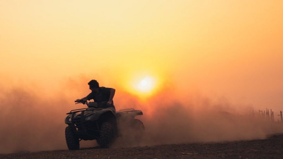 Copil de 14 ani prins în timp ce conducea un ATV neînmatriculat pe un drum public din Vâlcea