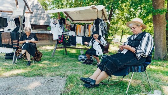 Ziua Universală a Iei: Tradiții și obiceiuri, degustători de povești și șezători