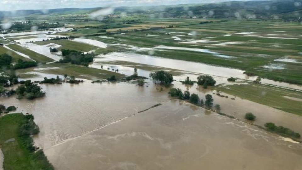 Zeci de gospodării inundate şi mai multe drumuri impracticabile în ploilor căzute în țară