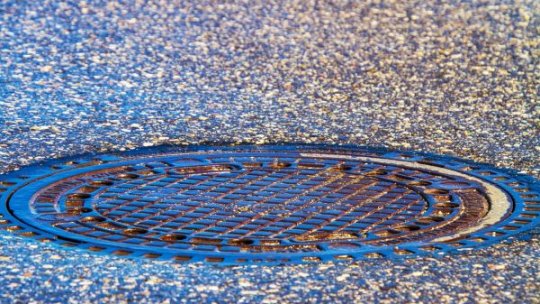 Aproape 60% din populaţia rezidentă a României avea locuinţele conectate la sistemele de canalizare, anul trecut
