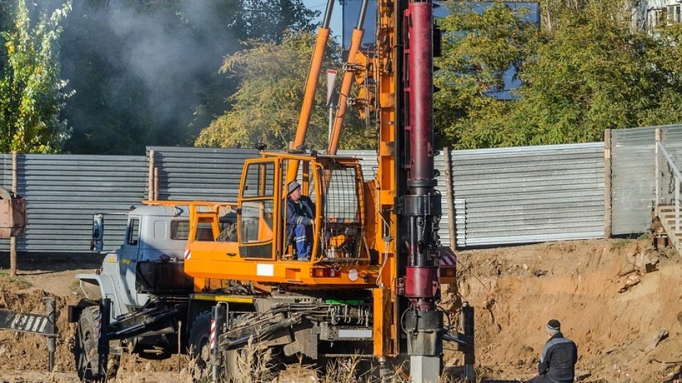 Sectorul construcţiilor îşi continuă declinul în UE