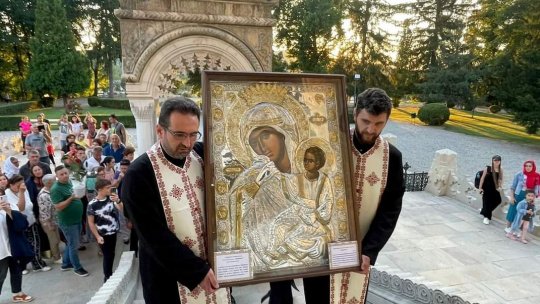 Credincioșii se pot ruga la Icoana Maicii Domnului, aflată în Catedrala Voievodală din Curtea de Argeș