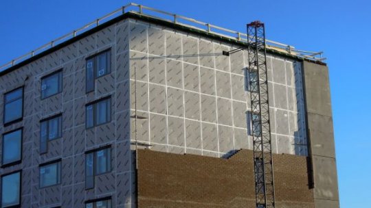 Inventivitatea hoţilor nu are limite: S-a căţărat pe o schelă şi a intrat într-un apartament, de unde a furat bijuterii