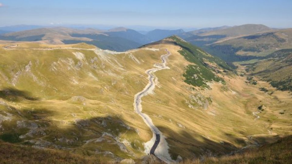 Programul de circulaţie pe Transalpina, între Rânca şi Obârşia Lotrului, va fi prelungit începând de vineri