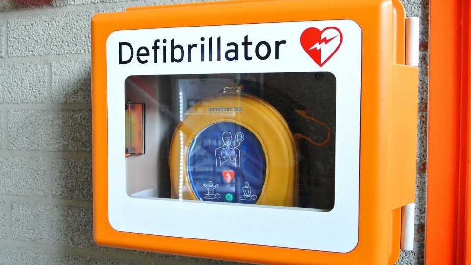 Defibrilator portabil, destinat folosirii publice, furat dintr-o casetă de pe o stradă din Braşov