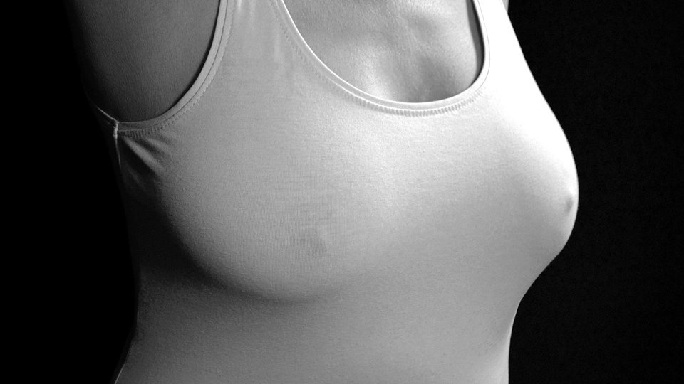 Sânii: 5 motive pentru care te doare mamelonul