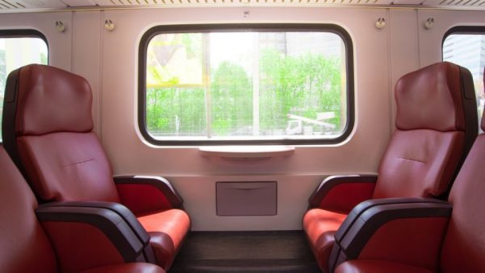 Uşa vagonului din compunerea trenului Cluj Napoca - Bucureşti Nord a căzut singură