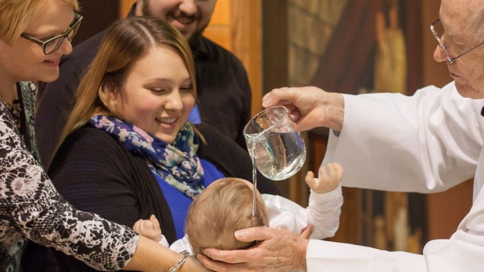 Patriarhie: Medicii nu sunt obligaţi să elibereze o adeverinţă de sănătate a copilului care urmează a fi botezat