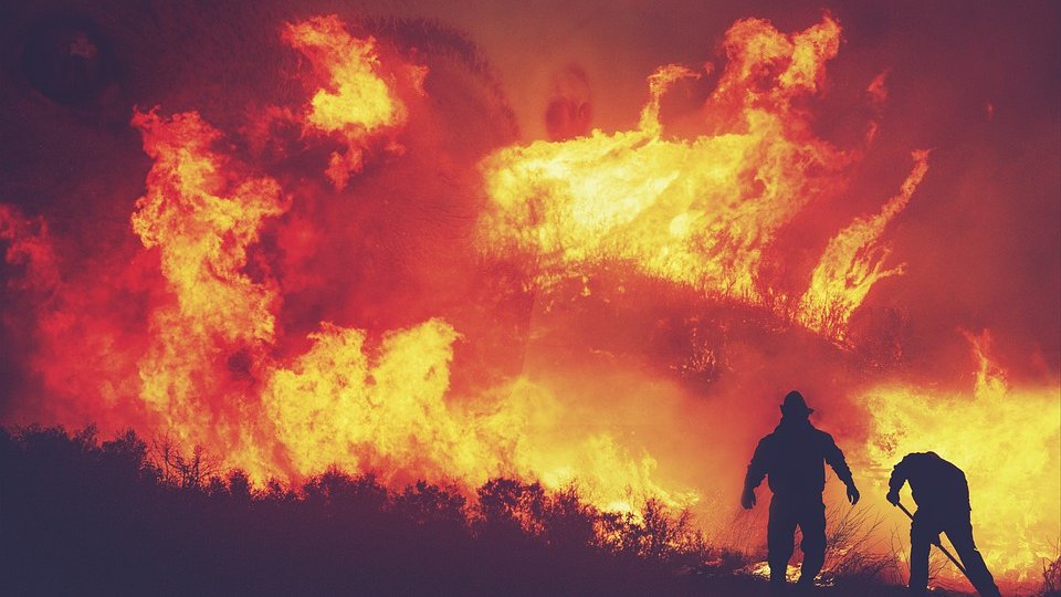 Trei pompieri voluntari a avut nevoie de îngrijiri medicale, în urma unui incendiu produs la Joseni