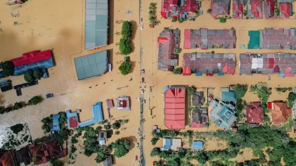 Locuitorii din mai multe localităţi din Caraş-Severin, afectaţi de inundaţii, vor fi despăgubiţi