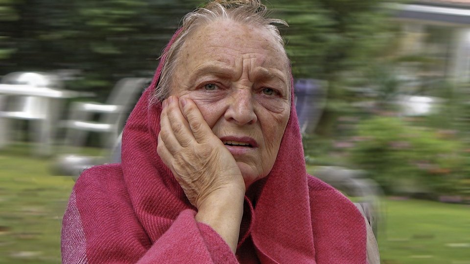 INS - Din cei peste 3,7 milioane de vârstnici din România, un sfert trăiesc singuri