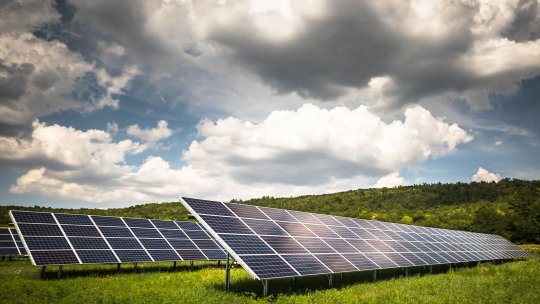Zeci de panouri fotovoltaice, furate dintr-un parc de profil. Hoţii le-au scos la vânzare pe internet