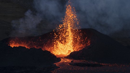 Erupţie vulcanică în Islanda: Fluxul de lavă se îndreaptă spre oraşul Grindavik