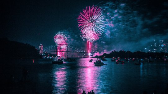 Lumea intră în 2024 cu focuri de artificii, dar şi cu bombe