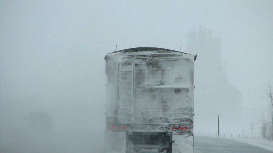 Trafic în condiţii de iarnă pe DN 18 prin pasurile montane Gutâi şi Prislop; ceaţă în Pasul Gutâi