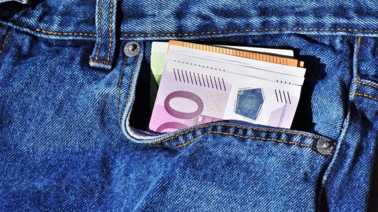 Furt între concubini - un bărbat a sustras 200 de euro din portofelul iubitei, care l-a reclamat
