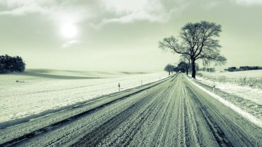 Trafic rutier în condiţii de iarnă pe mai multe drumuri din ţară