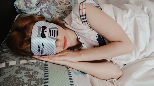 Experții avertizează: Nu este sănătos să dormiți în pijamale!