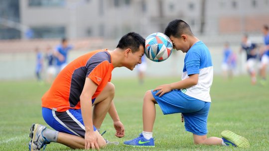 Fotbal: loviturile de cap repetate pot duce la probleme de echilibru